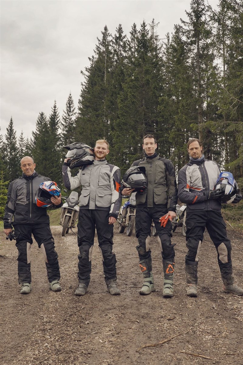 Von nass-kalt bis schwitzig-heiß hatten wir bei den Offroad Testtagen 2025 alles dabei. Dafür braucht es vielseitige Ausrüstung, die wir dank Leatt mit dabei hatten. Von nass-kalt bis schwitzig-heiß hatten wir bei den Offroad Testtagen 2025 alles dabei. Dafür braucht es vielseitige Ausrüstung, die wir dank Leatt mit dabei hatten.