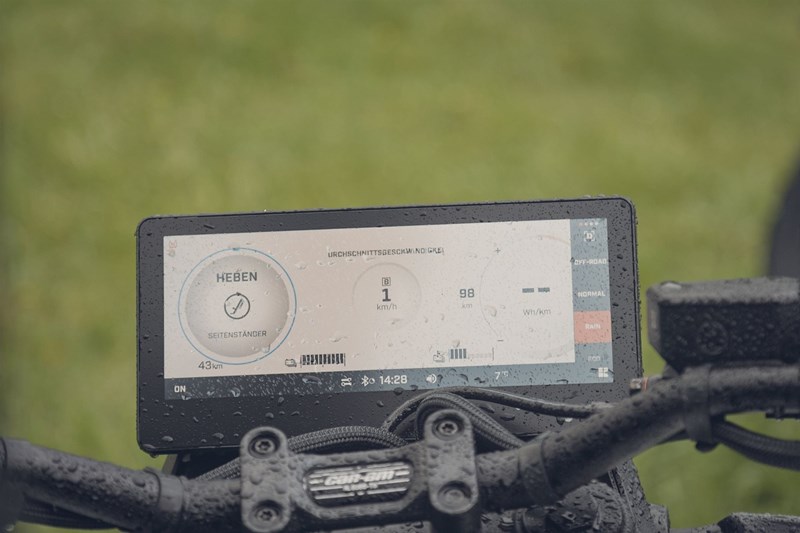 Riesig und funktional - Passend zum futuristischen Konzept des E-Adventure-Bikes fällt auch das Display groß aus. Die Bedienung könnte aber etwas unkomplizierter sein. Riesig und funktional - Passend zum futuristischen Konzept des E-Adventure-Bikes fällt auch das Display groß aus. Die Bedienung könnte aber etwas unkomplizierter sein.