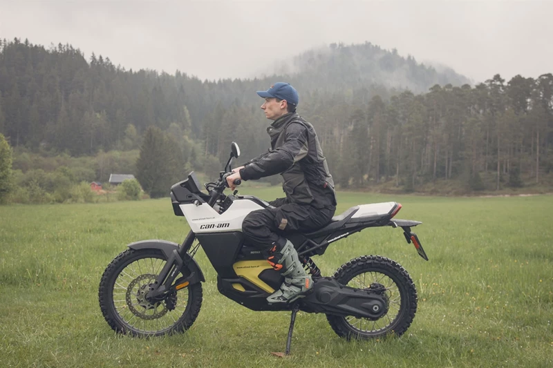 Mex, 1,92 m, sitzend auf der Can-AM Origin Mex, 1,92 m, sitzend auf der Can-AM Origin