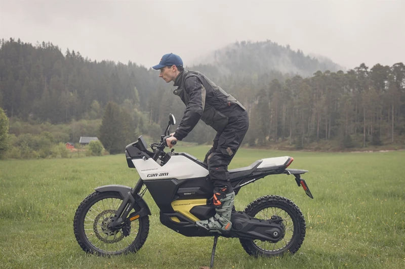 Mex, 1,92 m, stehend auf der Can-AM Origin Mex, 1,92 m, stehend auf der Can-AM Origin