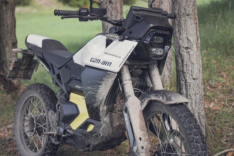 Abseits der begrenzten Reichweite bietet die Can-Am Origin einige Abenteuer-Qualitäten. Abseits der begrenzten Reichweite bietet die Can-Am Origin einige Abenteuer-Qualitäten.