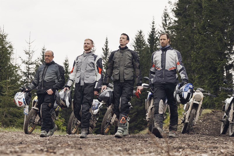 Von links: Chad, McGregor, Mex & Busty. Das Tester-Team bei den Offroad Testtagen 2025 Von links: Chad, McGregor, Mex & Busty. Das Tester-Team bei den Offroad Testtagen 2025