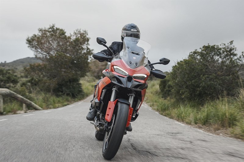 Die Ducati Multistrada V2 S bietet dank weiter verstellbarem Windschild und fehlender Verwirbelungen den besseren Windschutz im Vergleich. Die Ducati Multistrada V2 S bietet dank weiter verstellbarem Windschild und fehlender Verwirbelungen den besseren Windschutz im Vergleich.