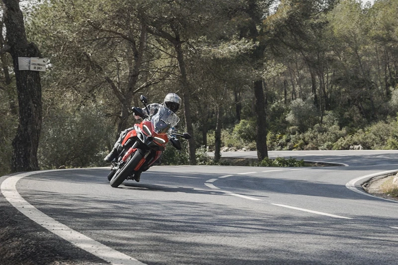 Die Multistrada V2 S geht spielerisch ums Eck.  Die Multistrada V2 S geht spielerisch ums Eck.