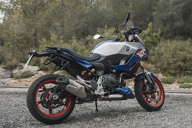 Die BMW präsentiert sich aufgeräumter und mit mehr Liebe zum Detail.  Die BMW präsentiert sich aufgeräumter und mit mehr Liebe zum Detail.