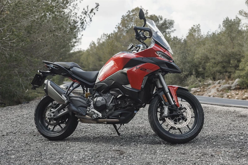 Bei der Multistrada V2 S lässt trotz des gehobenen Preises die Verarbeitung etwas zu wünschen übrig. Vor allem im Bereich des Cockpits tun sich unschöne Spalten auf. Bei der Multistrada V2 S lässt trotz des gehobenen Preises die Verarbeitung etwas zu wünschen übrig. Vor allem im Bereich des Cockpits tun sich unschöne Spalten auf.