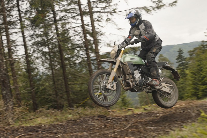 In Anbetracht ihrer Motorrad-Gattung und bei durchschnittlichem Tempo muss sich das Fahrwerk der Fantic Caballero 500 Rally kaum Vorwürfe gefallen lassen. Für rasante Offroad wie Busty bräuchte es aber doch mehr. In Anbetracht ihrer Motorrad-Gattung und bei durchschnittlichem Tempo muss sich das Fahrwerk der Fantic Caballero 500 Rally kaum Vorwürfe gefallen lassen. Für rasante Offroad wie Busty bräuchte es aber doch mehr.