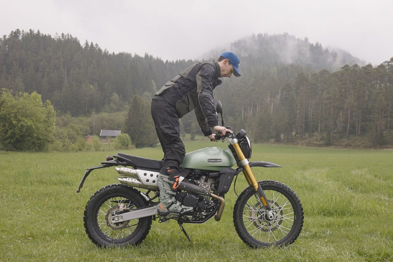 Mex fühlt sich mit knapp über 1,90 m etwas zu groß für die kompakte Fantic Caballero 500 Rally.