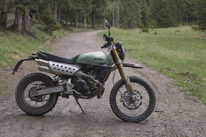 Die Fantic Caballero 500 Rally bietet auch pragmatische Qualitäten für Abenteurer, zu 100% wurde das Konzept aber nicht durchgezogen. Die Fantic Caballero 500 Rally bietet auch pragmatische Qualitäten für Abenteurer, zu 100% wurde das Konzept aber nicht durchgezogen.