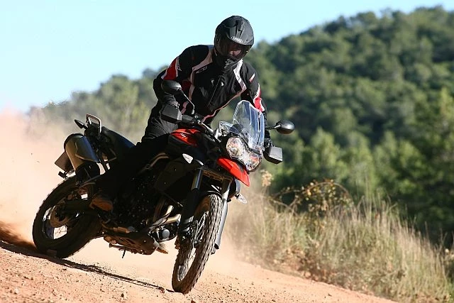 Auch auf losem Untergrund konnte die erste Generation der Triumph Tiger 800 XC überzeugen. Auch auf losem Untergrund konnte die erste Generation der Triumph Tiger 800 XC überzeugen.