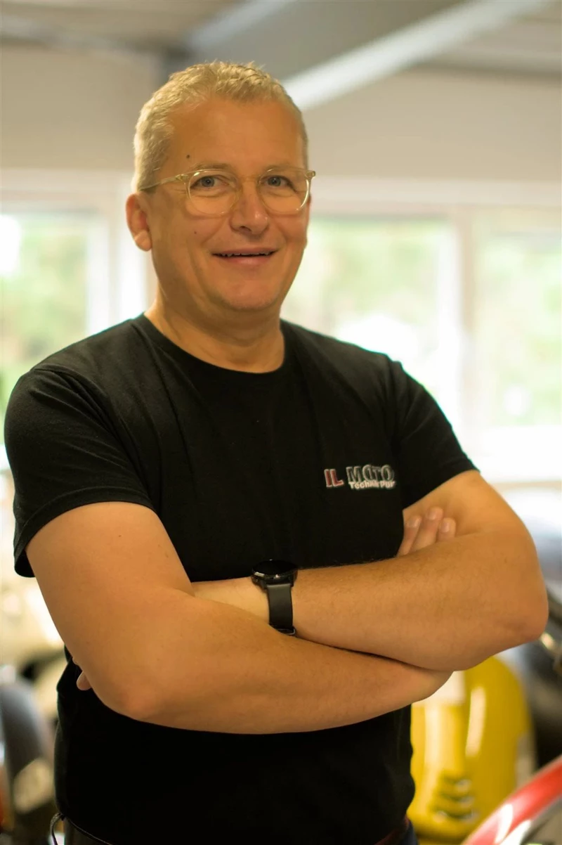 Alexander Jelinek, erfahrener Mechaniker und langjähriger Geschäftsführer von Triumph-Vertragswerkstatt IL MOTO, berichtet über seine Langzeiterfahrungen mit der Tiger 800. Alexander Jelinek, erfahrener Mechaniker und langjähriger Geschäftsführer von Triumph-Vertragswerkstatt IL MOTO, berichtet über seine Langzeiterfahrungen mit der Tiger 800.