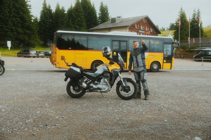 Moto Guzzi Stelvio am Glaubenbergpass - das Motorrad ist nun perfekt aufgewärmt