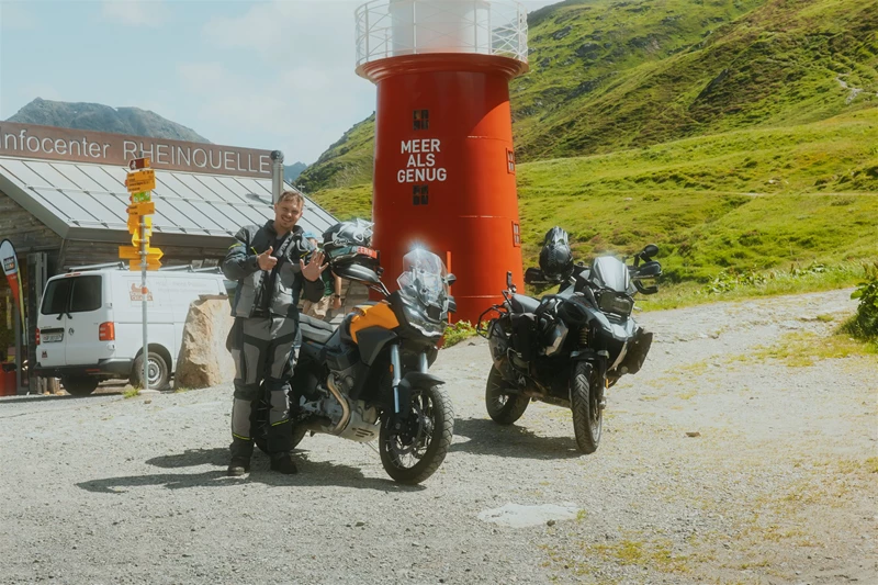Oberalppass mit dem auffälligen Souvenir: Ein grosser Leuchtturm, der symbolisch die Ursprungsquelle des Rheins repräsentiert Oberalppass mit dem auffälligen Souvenir: Ein grosser Leuchtturm, der symbolisch die Ursprungsquelle des Rheins repräsentiert