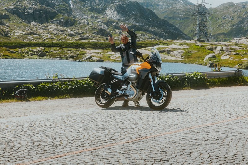 Tremola auf dem Gotthardpass: Die Moto Guzzi Stelvio meistert auch die Pflasterstein-Sektion