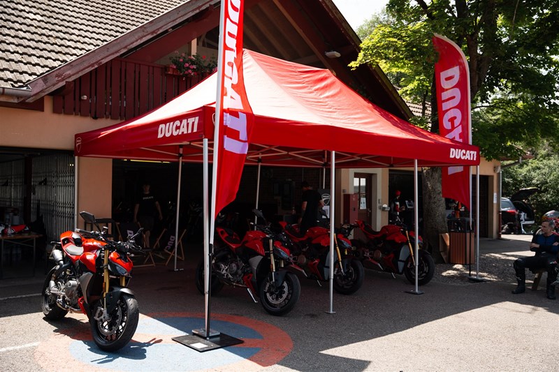 Eine Demo Flotte von Ducati Schweiz war über den ganzen Tag verfügbar. Hier konnte man die roten Raketen direkt auf der Rennstrecke testen. Eine Demo Flotte von Ducati Schweiz war über den ganzen Tag verfügbar. Hier konnte man die roten Raketen direkt auf der Rennstrecke testen.