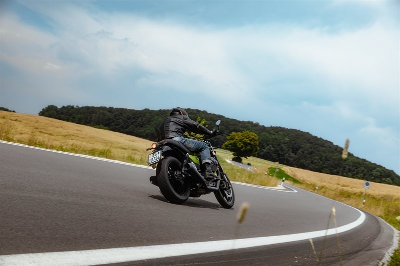 Die Moto Guzzi V7 Sport 2025 erlaubt definitiv eine aggressivere Haltung als die V7 Stone