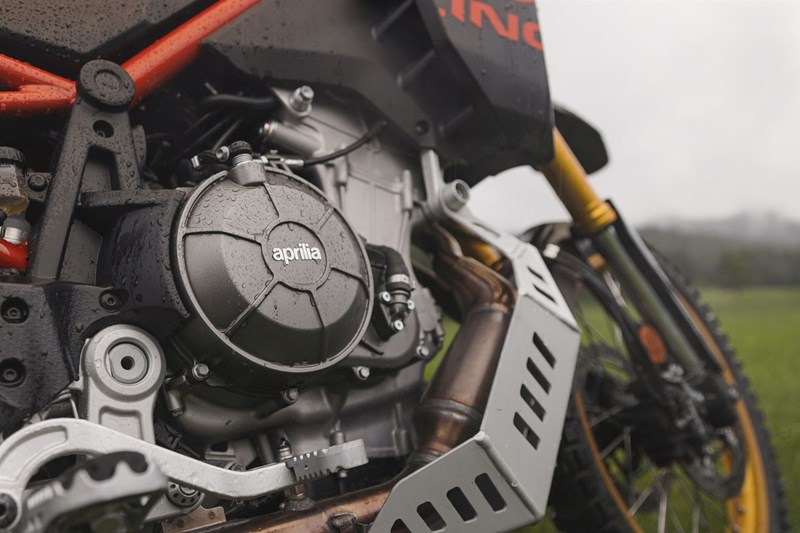 Alter Motor wie verwandelt! Obwohl sich äußerlich nichts am Reihen-Zweizylinder von Aprilia geändert hat, ist die neue, druckvollere Charakteristik eine markante Neuerung. Alter Motor wie verwandelt! Obwohl sich äußerlich nichts am Reihen-Zweizylinder von Aprilia geändert hat, ist die neue, druckvollere Charakteristik eine markante Neuerung.