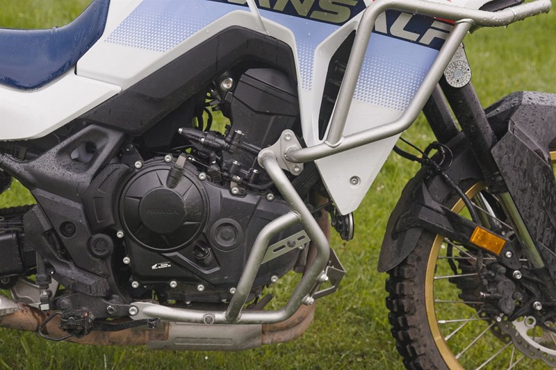 Der Honda Zweizylinder bietet die linearste Leistungsentfaltung. Heißt: Am wenigsten Druck aus niedrigen Drehzahlen, dafür am meisten Vortrieb im oberen Drehzahldrittel. Der Honda Zweizylinder bietet die linearste Leistungsentfaltung. Heißt: Am wenigsten Druck aus niedrigen Drehzahlen, dafür am meisten Vortrieb im oberen Drehzahldrittel.