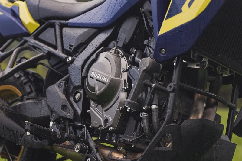 Nur wenige Motoren fühlen sich so satt und souverän an, wie der Suzuki Reihen-Zweizylinder. Nur wenige Motoren fühlen sich so satt und souverän an, wie der Suzuki Reihen-Zweizylinder.