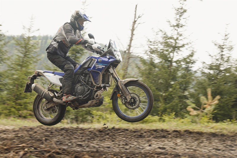 Das Fahrwerk der Tenere 700 ist 2025 erstmals voll einstellbar und überzeugt zumindest die Hobby-Enduristen. Busty ist weniger angetan und würde zur Rally-Version greifen. Das Fahrwerk der Tenere 700 ist 2025 erstmals voll einstellbar und überzeugt zumindest die Hobby-Enduristen. Busty ist weniger angetan und würde zur Rally-Version greifen.