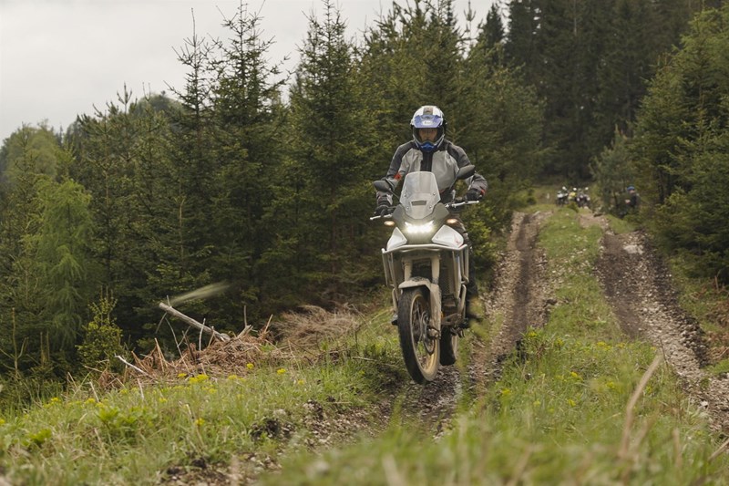 Die größte Verbesserung beim Punkt Fahrwerk: Die Honda Transalp kann dank härterer Dämpfung nun endlich ihr Abenteuerpotenzial ausspielen. Die größte Verbesserung beim Punkt Fahrwerk: Die Honda Transalp kann dank härterer Dämpfung nun endlich ihr Abenteuerpotenzial ausspielen.