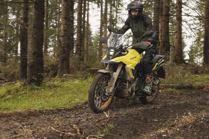 Die V-Strom 800DE schafft es, ihr recht hohes Gewicht sehr smooth über Stock und Stein zu tragen. Die V-Strom 800DE schafft es, ihr recht hohes Gewicht sehr smooth über Stock und Stein zu tragen.