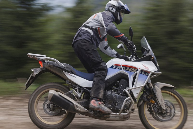 Im Sitzen bietet die Honda die zugänglichste Ergonomie, bei stehender Fahrposition jedoch zu wenig Platz nach vorne. Im Sitzen bietet die Honda die zugänglichste Ergonomie, bei stehender Fahrposition jedoch zu wenig Platz nach vorne.