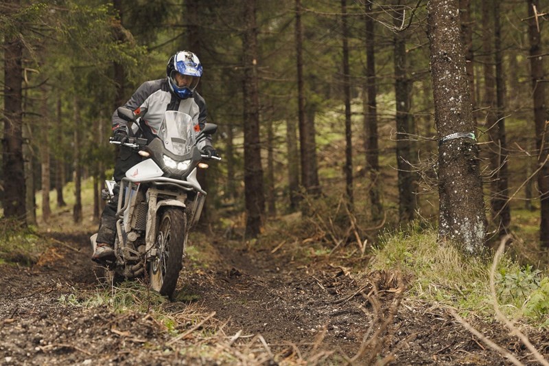 Die Honda XL750 Transalp ist 2025 so abenteuerlustig wie noch nie, bleibt aber die Straßen-orientierteste Maschine im Vergleich. Die Honda XL750 Transalp ist 2025 so abenteuerlustig wie noch nie, bleibt aber die Straßen-orientierteste Maschine im Vergleich.