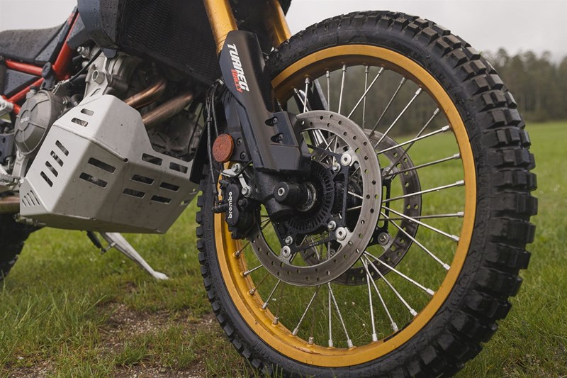 Die Brembo-Bremsen der Aprilia Tuareg 660 Rally sind potent, verlangen aber nach Fingerspitzengefühl. Die Brembo-Bremsen der Aprilia Tuareg 660 Rally sind potent, verlangen aber nach Fingerspitzengefühl.