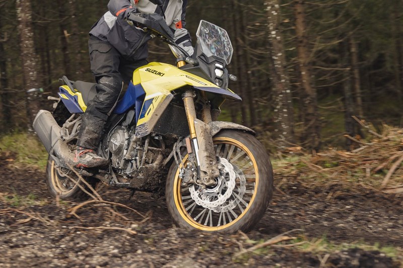 Die sonst in fast allen Belangen erhabene V-Strom 800DE leistet sich in der Bremszone einen kleinen Makel: Die Hinterradbremse könnte progressiver und sanfter ansprechen. Die sonst in fast allen Belangen erhabene V-Strom 800DE leistet sich in der Bremszone einen kleinen Makel: Die Hinterradbremse könnte progressiver und sanfter ansprechen.