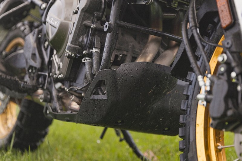 Der fragwürdige Motorschutz der V-Strom 800DE ist nicht nur aus Plastik, sondern hat auf der Unterseite auch noch ein fettes, klaffendes Loch. Der fragwürdige Motorschutz der V-Strom 800DE ist nicht nur aus Plastik, sondern hat auf der Unterseite auch noch ein fettes, klaffendes Loch.