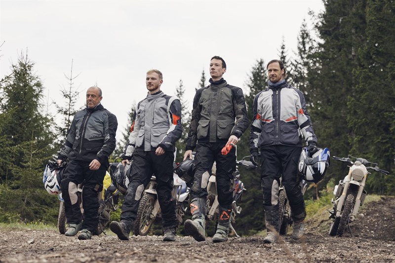 Unsere Leatt Ausrüstung musste sich bei den wechselhaften Offroad Testtagen von seiner vielseitigen Seite zeigen. Unsere Leatt Ausrüstung musste sich bei den wechselhaften Offroad Testtagen von seiner vielseitigen Seite zeigen.
