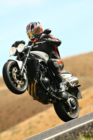 Beim Test der Triumph Speed Triple im Jahr 2008 geht es wild her. Beim Test der Triumph Speed Triple im Jahr 2008 geht es wild her.