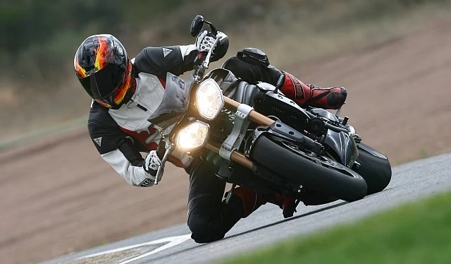 2011 überzeugt die Speed Triple dank weitgreifender Überarbeitung. 2011 überzeugt die Speed Triple dank weitgreifender Überarbeitung.