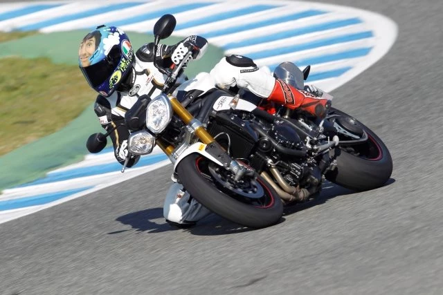 Triumph Speed Triple 1050 mit Öhlins-Fahrwerk - eine Macht auf der Rennstrecke. Triumph Speed Triple 1050 mit Öhlins-Fahrwerk - eine Macht auf der Rennstrecke.