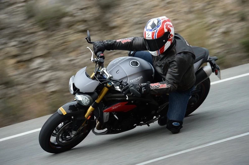 Die Speed Triple schafft den Sprung in die Moderne und bekommt 2016 reichlich Elektronik verpasst. Die Speed Triple schafft den Sprung in die Moderne und bekommt 2016 reichlich Elektronik verpasst.