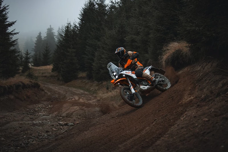 Die KTM 390 Adventure R soll viel Offroad-Performance mit Reisetauglichkeit verbinden. Die KTM 390 Adventure R soll viel Offroad-Performance mit Reisetauglichkeit verbinden.