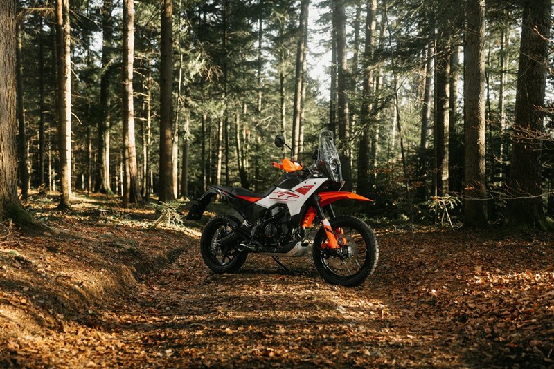 Die 390 Adventure X fokussiert sich auf ein gutes Preis-Leistungsverhältnis und Touring auf befestigten Straßen. Die 390 Adventure X fokussiert sich auf ein gutes Preis-Leistungsverhältnis und Touring auf befestigten Straßen.