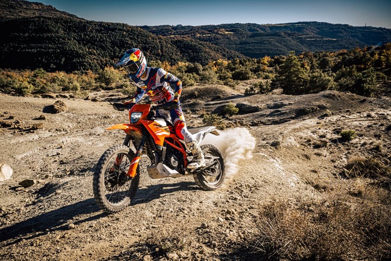 Die KTM 390 Enduro R soll sich nicht nur an Einsteiger richten, sondern als echtes Dual Sport Bike mit viel Offroad-Fokus auch die Lücke zu den EXC-Modellen schließen. Die KTM 390 Enduro R soll sich nicht nur an Einsteiger richten, sondern als echtes Dual Sport Bike mit viel Offroad-Fokus auch die Lücke zu den EXC-Modellen schließen.