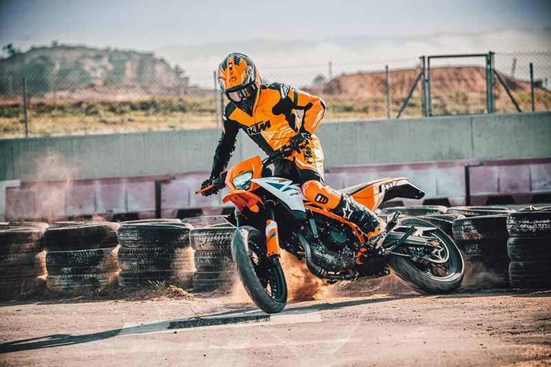 Eine neue straßenzugelassene Supermoto mit weniger als 500 Kubik ist heutzutage eine echte Seltenheit. Eine neue straßenzugelassene Supermoto mit weniger als 500 Kubik ist heutzutage eine echte Seltenheit.