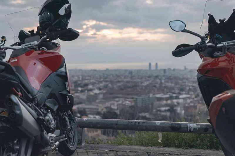 Nicht sichtbarer Sonnenaufgang über Barcelona - Die Tour geht los. Nicht sichtbarer Sonnenaufgang über Barcelona - Die Tour geht los.