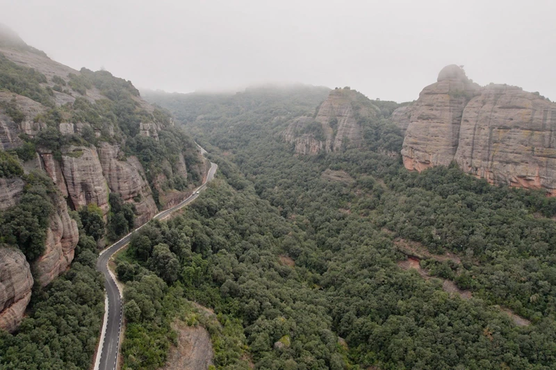 Die roten Klippen von Sant Llorenc de Munt sind auch bei zwielichtigem Wetter imposant. Die roten Klippen von Sant Llorenc de Munt sind auch bei zwielichtigem Wetter imposant.