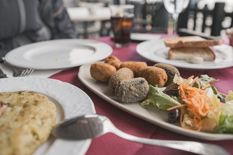 Unsere kulinarische Reise spiegelt die Tour wieder. Spanische, katalonische Klassiker und Traditionelles aus den Pyrenäen füllen den Tisch. Unsere kulinarische Reise spiegelt die Tour wieder. Spanische, katalonische Klassiker und Traditionelles aus den Pyrenäen füllen den Tisch.