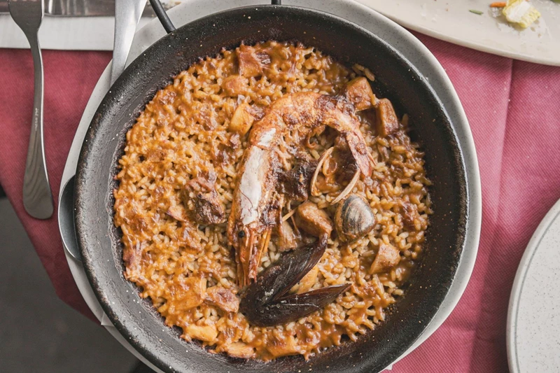 Paella ist echt kein Geheimtipp der spanischen Küche, mundet aber auch abseits der touristischen Gegenden ausgesprochen. Paella ist echt kein Geheimtipp der spanischen Küche, mundet aber auch abseits der touristischen Gegenden ausgesprochen.