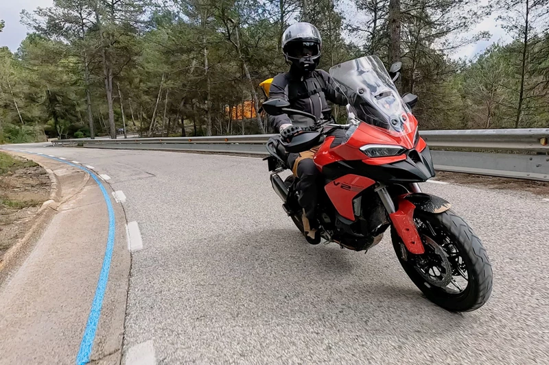 Die Ducati Multistrada V2 S bietet eines der harmonischsten Fahrverhalten im Segment der Reisemotorräder und macht dementsprechend sehr viel Spaß bei der Kurvenjagd. Die Ducati Multistrada V2 S bietet eines der harmonischsten Fahrverhalten im Segment der Reisemotorräder und macht dementsprechend sehr viel Spaß bei der Kurvenjagd.