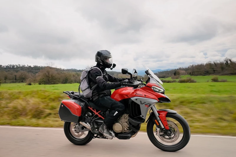 Power ohne Ende! Danke ihrer 170 PS kann die Ducati Multistrada V4 S trotz Reisebekofferung und entspannter Sitzposition im Winkelwerk auf Sportbikejagd gehen. Power ohne Ende! Danke ihrer 170 PS kann die Ducati Multistrada V4 S trotz Reisebekofferung und entspannter Sitzposition im Winkelwerk auf Sportbikejagd gehen.