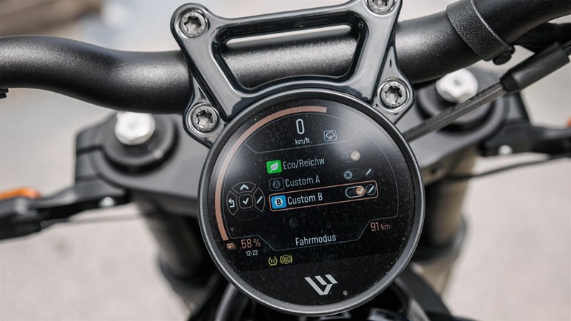 In zwei Custom Fahrmodi lassen sich die Fahreigenschaften adjustieren.