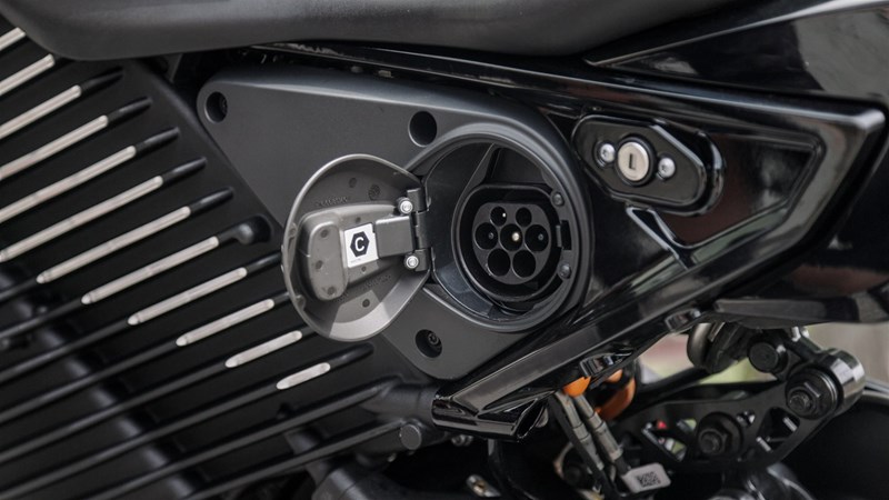 Geladen wird über den seitlich platzierten Typ-2 Stecker.