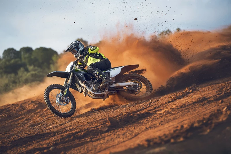 Die Federbeinumlenkung wurde überarbeitet, ebenso die Abstimmung im mittleren Federwegsbereich. Die Federbeinumlenkung wurde überarbeitet, ebenso die Abstimmung im mittleren Federwegsbereich.