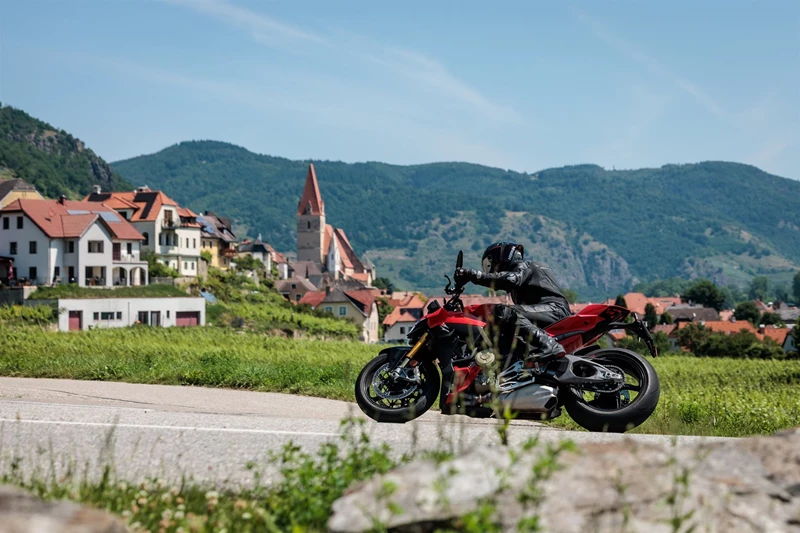 Held Stiefel und Handschuhe für Rennstrecke und Reisespaß Held Stiefel und Handschuhe für Rennstrecke und Reisespaß